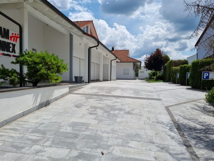 Representative office & practice building in Altdorf – perfect connections & accessible ground floor – Gebäude mit Stellplätzen