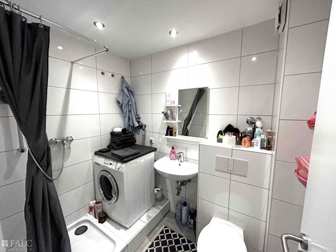 Badezimmer mit Waschmaschinenstellplatz