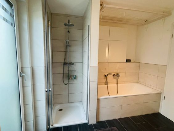 München-Aubing: Neuwertige familienfreundliche 4-Zimmer-Wohnung mit Blick ins Grüne / S-Bahn-Nähe – Badezimmer