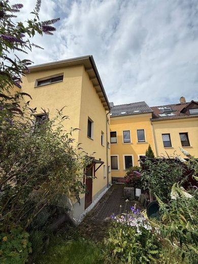 Großzügiges 8-Zimmer EFH mit wunderschönem Garten, Kamin und Einliegerwohnung – Anbau