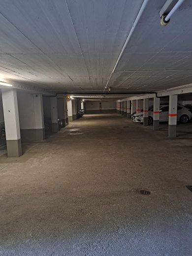 Sehr gut geschnittene, helle 2-Zimmer-Wohnung mit Balkon und Tiefgaragenstellplatz zu verkaufen – Tiefgarage