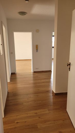 Güzel, aydınlık, yeni yenilenmiş 3 odalı daire – Flur