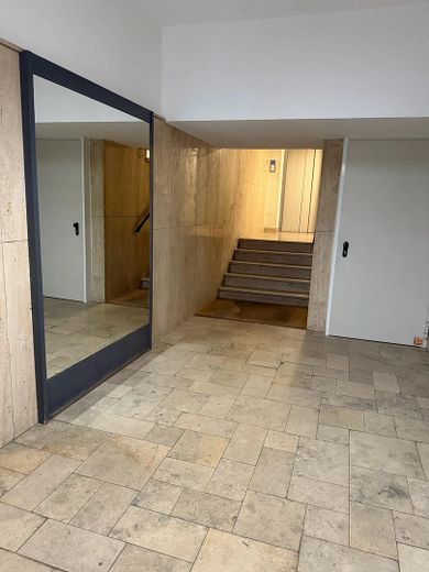 Provisionsfrei: 2-Zi-Wohnung in Rheinnähe mit modernisiertem Bad & Perspektive zur Eigennutzung – Hauseingang 