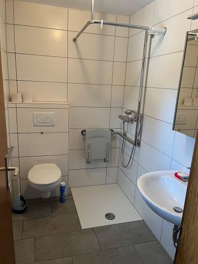 „Omas Häusle“, sofort verfügbar, mit großem Garten, schöner Lage und reichlich Potential ! – Bad EG