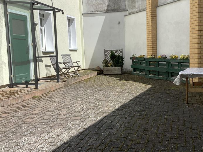 Ausgang zum Hof mit Sitzplatz