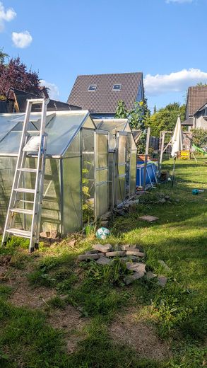 OHNE MAKLER! Freistehendes EFH auf 1.416 m² – seltenes Grundstück in zentraler Lage von Hennef – Gewächshäuser & Spielturm