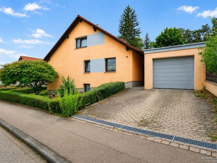 Room for Generations: Well-Maintained Two-Family House with Inviting Garden in Quiet Forest-Edge Location – Photo 1