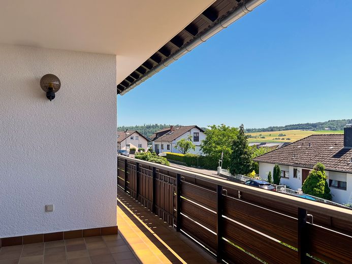 Hochwertiges Zweifamilienhaus, gehobene Ausstattung, Ausbaupotential, traumhafter Ausblick – Loggia u.Schiebetür Wohnzimmer
