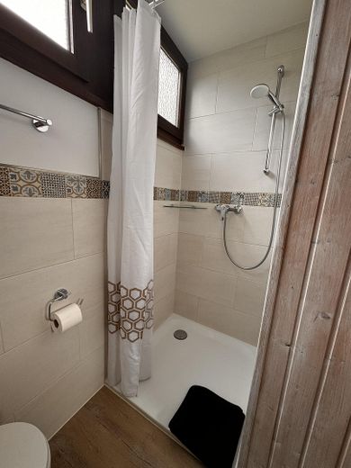 Casa con tetto spiovente sul bellissimo lago Freilinger See nel villaggio turistico – completamente arredata – Foto 16