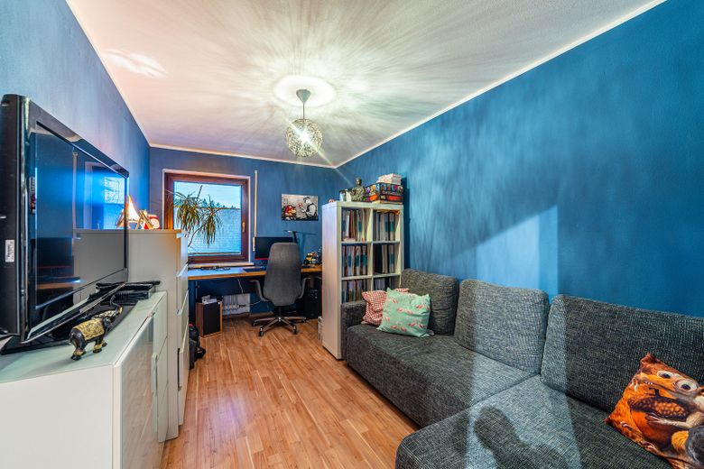 Zweifamilienhaus in Massivbau mit großem Garten in ruhiger Lage – OG Kinderzimmer/Büro