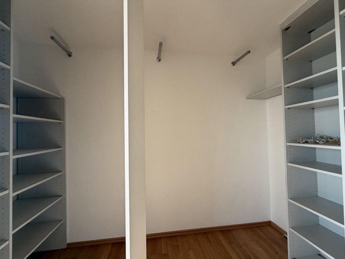 Attico su due piani con galleria e ampia terrazza sul tetto – Ankleideraum
