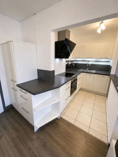Frisch renovierte 2-Zimmer-Wohnung mit Südostbalkon & Einbauküche – Küche