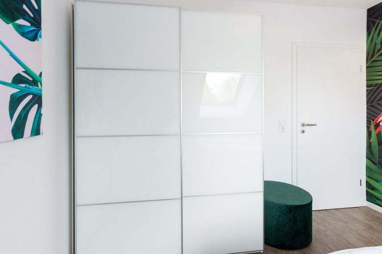 Hofgartennähe #5: Schöne 2 Zi Whg möbliert mit Balkon, EBK und Duschbad – Schrank im Schlafzimmer