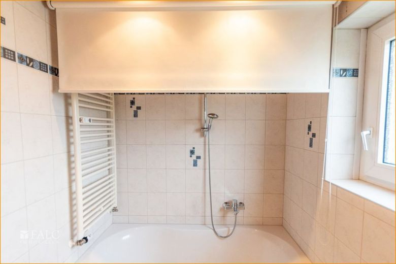 Badewanne mit Duschvorhang