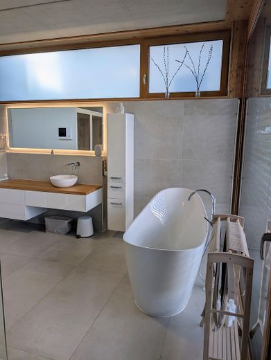 Hochwertiges Architektenhaus im Bauhausstil – Saarbrücken-Ensheim – freistehende Wanne