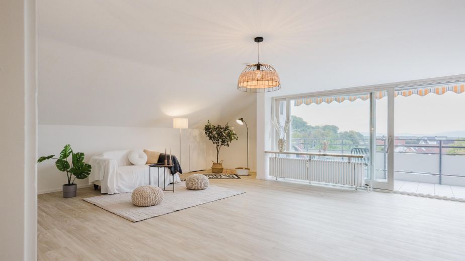 Frisch renovierte und bezugsfertige 3-Zimmerwohnung inkl. Parkplatz und mega Aussicht – Wohnbereich