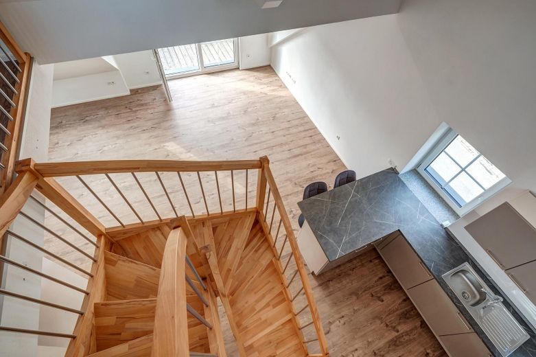 Maisonette-Dachgeschosswohnung mit Galerie & Balkon – kernsaniert 2022, A+ – Küche, Blick von Galerie