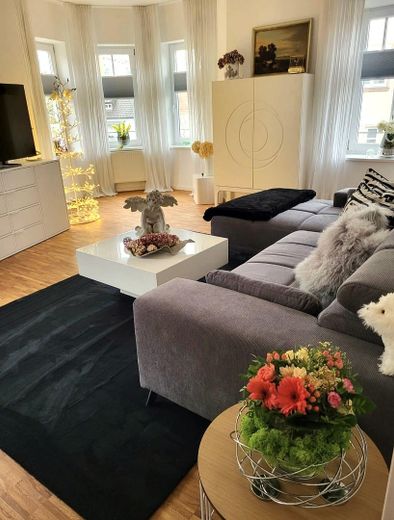 Möblierte, großzügige 2 Zimmer-Wohnung, WG-geeignet, Innenstadt, Südbalkon – Wohnzimmer
