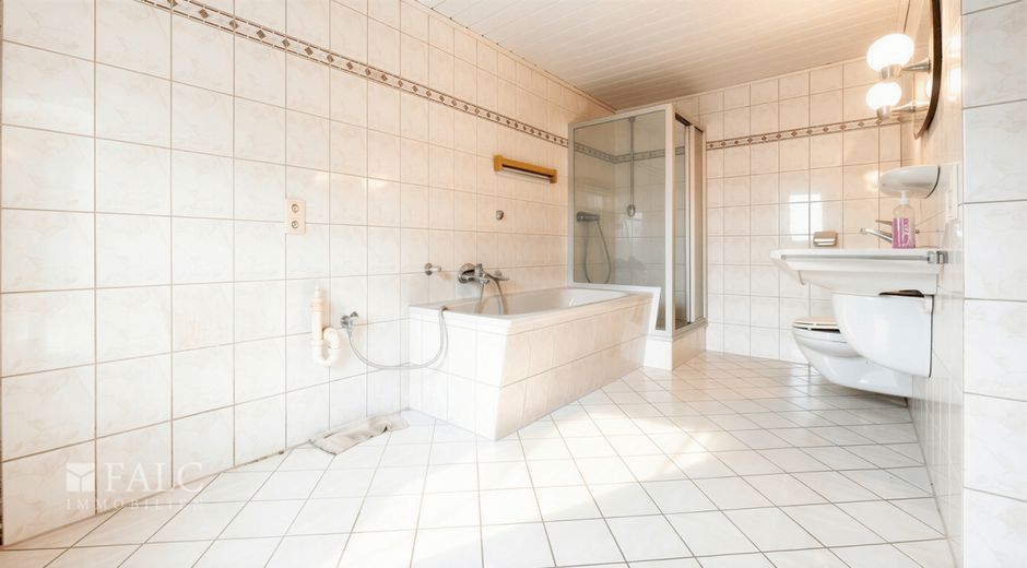 Ein Zuhause für Generationen - Zwei Häuser mit vielfältigen Möglichkeiten – Badezimmer