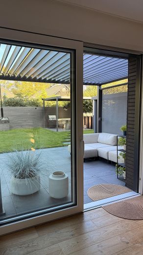 Modernes Endhaus am Brabandkanal mit großem Garten, Dachterrasse und Wellnessbereich – Überdachte Gartenlounge