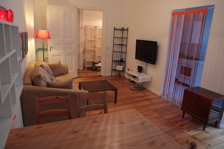 Großzügiges Helmholtzkiez-Apartment im Loft-Stil mit separatem Schlafzimmer, bezugsfrei – Wohnzimmer