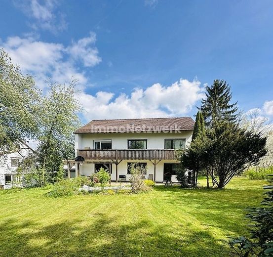 NEUER PREIS***Familienhaus mit Anliegerwohnung - Frei stehendes Zweifamilienhaus mit Herz*** – Gebäude gesamt Rückseite