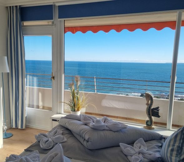 Deniz manzaralı! Plaja ve merkeze yakın, tamamen yenilenmiş üst düzey daire, 75 m², 2 oda – Meerblick Schlafzimmer