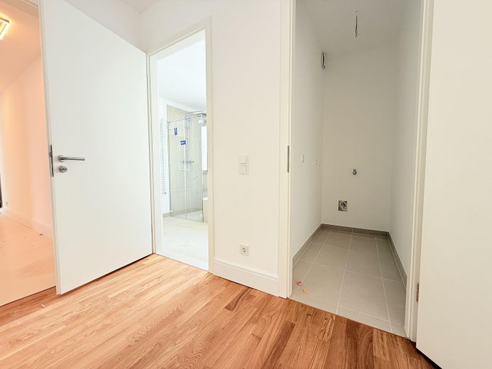 Abstellkammer und Badezimmer