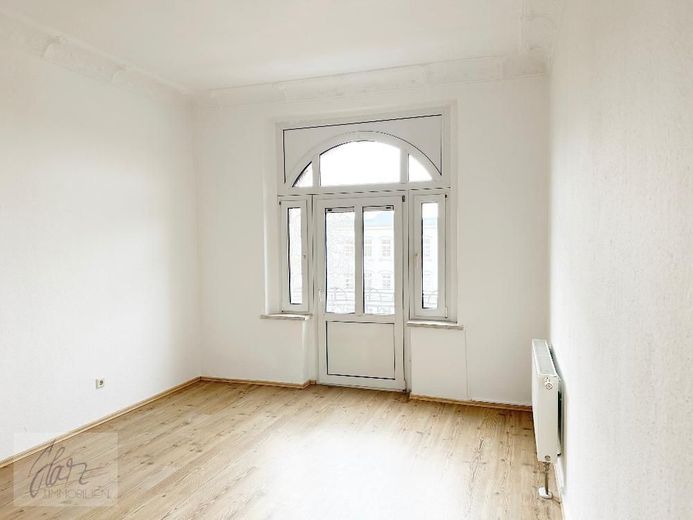 ***EXKLUSIVE 2-RAUM-ALTBAUWOHNUNG MIT STUCKDECKEN &amp; " BALKONEN *** Wohnen im Herzen von Alt-Riesa – Schlafzimmer mit Stuckdecke und Blick Richtung kleinem Balkon