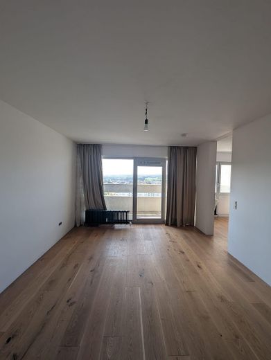 Großzügige und bezugsfreie 4,5 Zimmer Wohnung mit 3 Balkonen in Ludwigsfeld – Wohnzimmmer