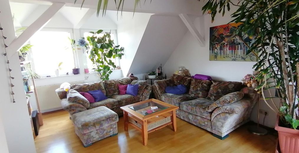 Charmante lichtdurchflutete  Eigentumswohnung mit Dachterrasse in Südlage – Wohnzimmer