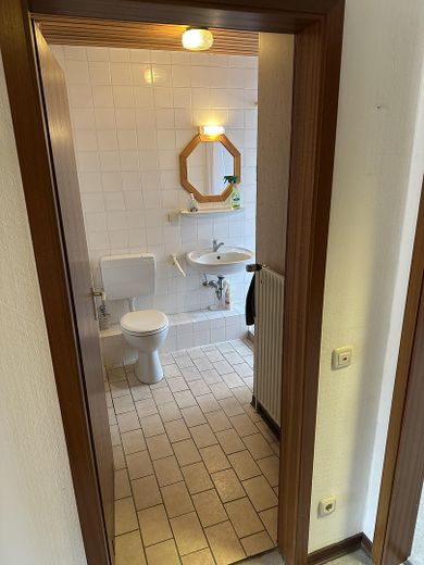 Großzügiges Reihenmittelhaus mit Kaminoption, Garage, Keller & Glasfaser in Kiel-Russee – DG WC mit großer Dusche