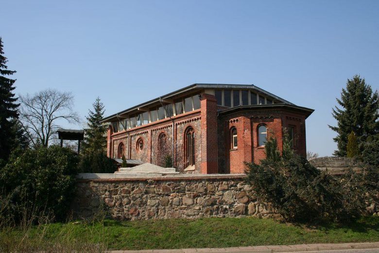 Die Dorfkirche gegenüber