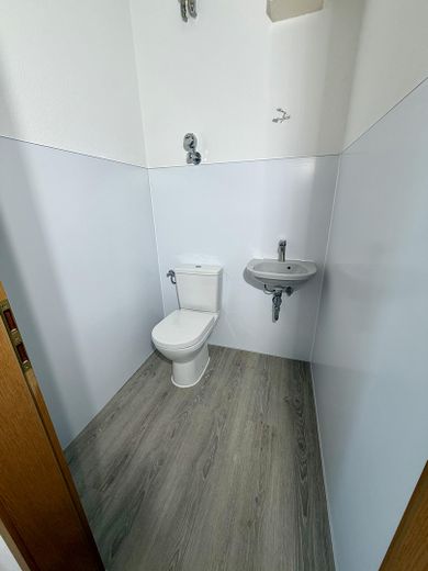 Wohnen mit Blick auf Burg Frankenstein -Erstbezug nach Renovierung- 2-Zimmer mit EBK & TG-Stellplatz – Gäste- WC