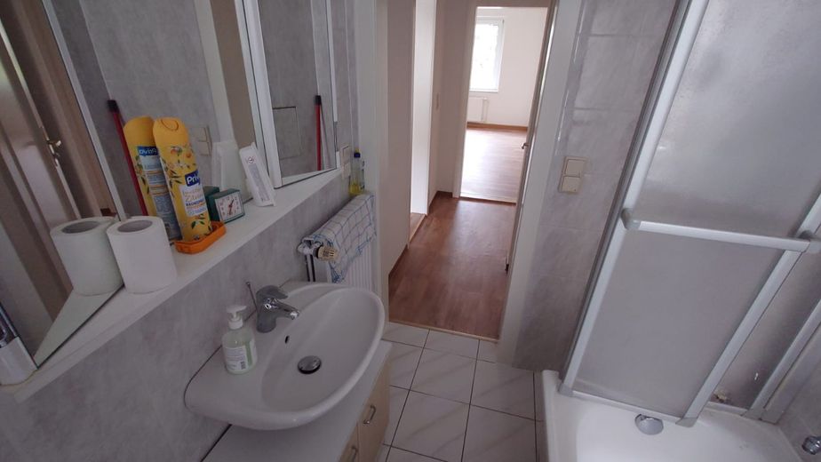 ohne Prov.: 3-Raum-Wohnung, große Küche, Bad mit Fenster, Wanne+Dusche, schön saniert+renoviert – Blick im Bad