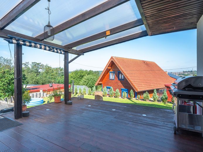 Exklusiver freistehender Bungalow mit Einliegerwohnung, Fernblick, Doppelgarage & großem Garten – Foto 36