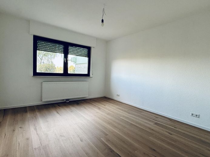 2,5 ZKBB, begane grond, gerenoveerd, nieuwe inbouwkeuken en badkamer – Schlafzimmer