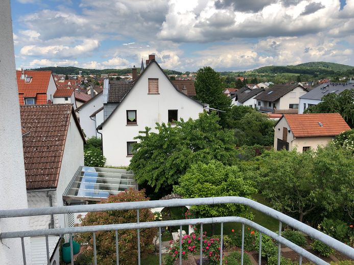 Attraktive 3,5 Zimmer-Wohnung in Schweinheim mit TG – Blick vom Balkon