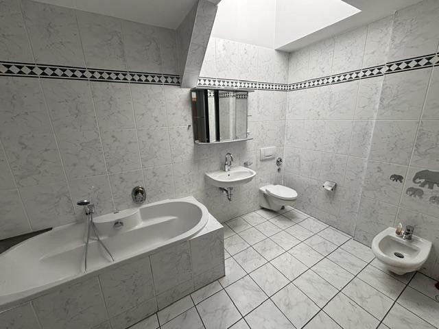 85 qm Wohnung zu vermieten. – Bad/WC