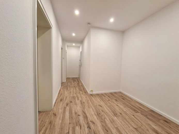 Helle 3 Zimmer Wohnung in zentraler Lage mit Balkon – Flur