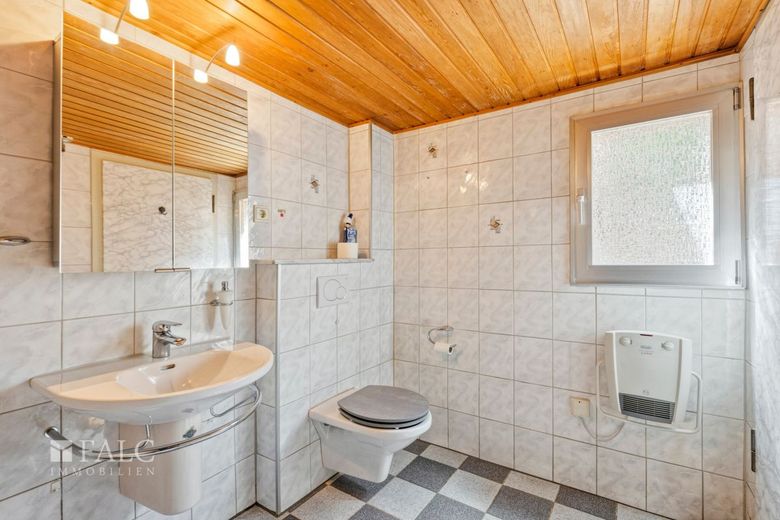 Doppelhaushälfte mit viel Potenzial in Kaarst - ideal für Handwerker &amp; kreative Köpfe – Badezimmer-Erdgeschoss