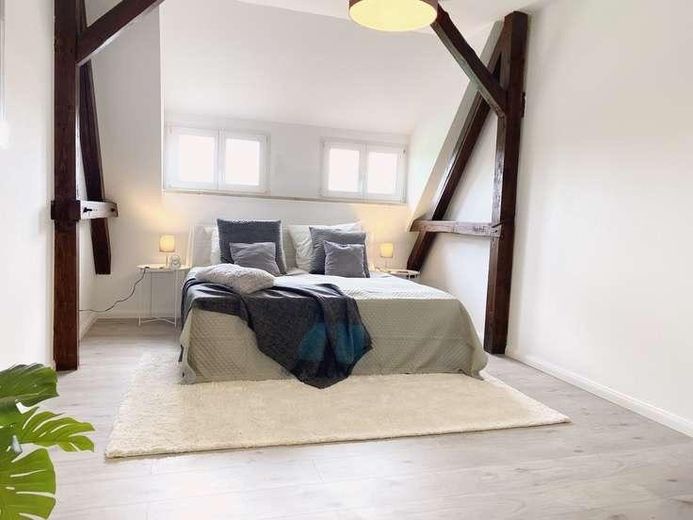 Luminoso appartamento mansardato con 2 locali, loggia e affascinanti travi in legno – Schlafzimmer