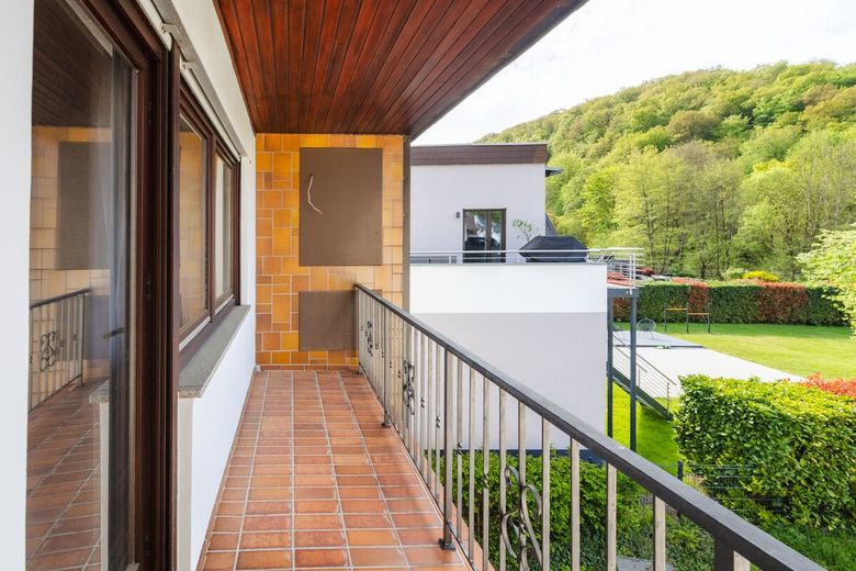 Großes Wohnhaus mit Garage, Garten und Zugang zum Fockenbach: Viel Raum für Ideen in Niederbreitbach – Balkon