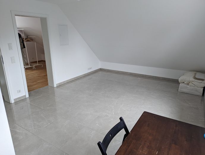Einfamilienhaus nähe Saturnarena – DG Zimmer1