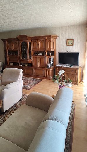 Casa a schiera ben tenuta con ampia terrazza sul tetto soleggiata e molto spazio – Wohnzimmer