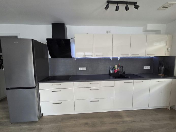 Hochparterre 3 Zimmer Wohnung, mit Garten, Terrasse, Balkon, Smarthome, Glasfaser – Küche vom Vormieter