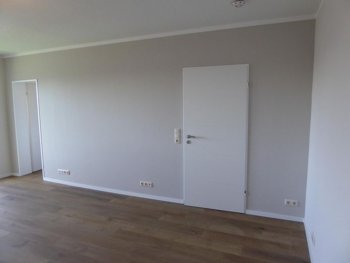 Top sanierte 1 ZKB Wohnung mit Balkon in Wiesbaden - Nordenstadt – Wohn-/Schlafzimmer