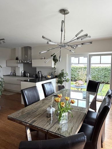 Panoramablick inklusive - Ihr neues Zuhause mit Weitblick – Küche und Essbereich