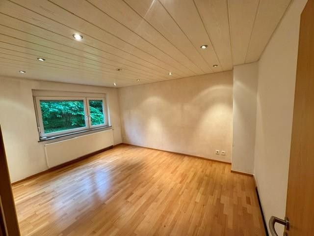 Verzorgd 4-kamer appartement met balkon en twee parkeerplaatsen – Schlafzimmer 1
