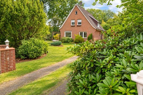 Ruime eengezinswoning met aanbouw, dubbele garage en uitgestrekt perceel!